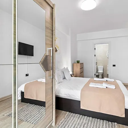 Crystal - Infinity Pool & Apartman *