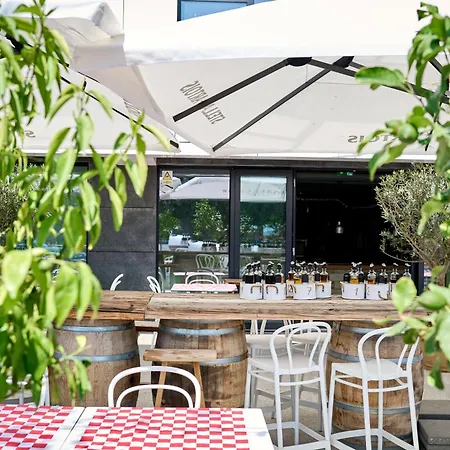 Crystal - Infinity Pool & *